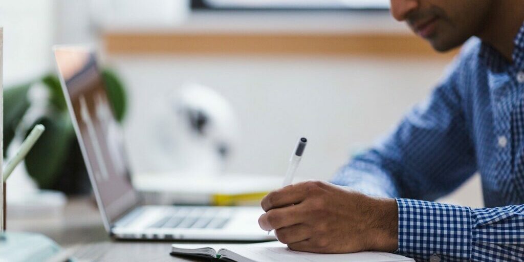 man, writing, laptop-2562325.jpg
